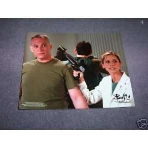   BUFFY HOLDING GUN EPISODE PHOTO SARAH MICHELLE GELLAR 