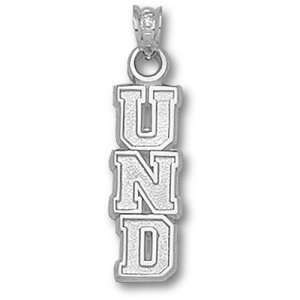  University of North Dakota UND Vertical Pendant (Silver 