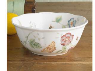 The bowls scalloped rim mimics the outlines of the flowers that grace 