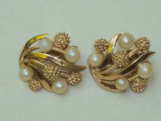 Vtg Gold Pearl Flower Crown Trifari Clip On Earrings  